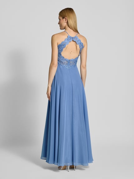 Frauenmodel trägt Abendkleid mit Spitze und Cut Out von V.M., A-Linie, Maxikleid, Chiffon, Spitze, Rücken-Cut-Out, Ganzkörperansicht Rückansicht.