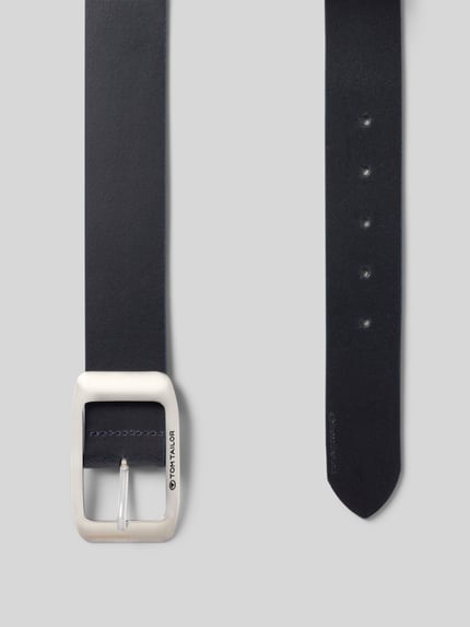 Produktfoto, Ledergürtel aus echtem Leder in klassischer Form von Tom Tailor, Optik: Unifarben, Verschluss: Dornschließe, Applikation: Label-Prägung, Materialverarbeitung: Glattleder, Material: echtes Leder, Länge bei Größe 90: 101 cm.