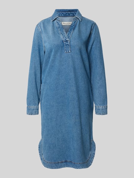 Produktfoto, Relaxed Fit Jeanskleid aus Lyocell-Baumwoll-Mix von Marc O'Polo, Denim-Optik, Midi-Länge, V-Ausschnitt, Kontrastnähte, abgerundeter geschlitzter Saum, seitliche Eingrifftaschen, langarm, strukturierte Oberfläche.