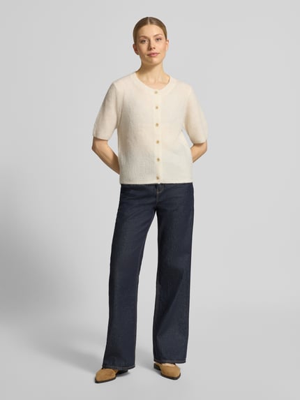 Kobiece modelka nosi Cardigan aus Woll-Mix mit 1/2-Arm Modell 'Thora' von MOS MOSH, kremowy kolor, krój regular fit, półrękaw, okrągły dekolt, długość tyłu S: 59 cm, długość rękawa S: 30 cm, pełny widok z przodu.