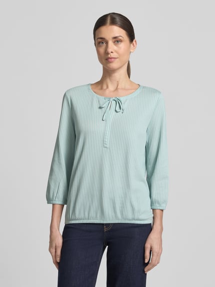 Frauenmodel trägt Regular Fit T-Shirt aus Baumwoll-Mix von Tom Tailor, unifarben, gestreift, V-Ausschnitt, langarm, Feinripp, Ganzkörperansicht von vorne.