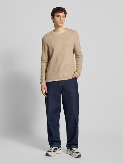 Mannenmodel draagt Strickpullover mit geripptem Rundhalsausschnitt Modell 'GEORGE' van Jack & Jones in beige, katoenmix, losvallend, Ganzkörperansicht van voren.