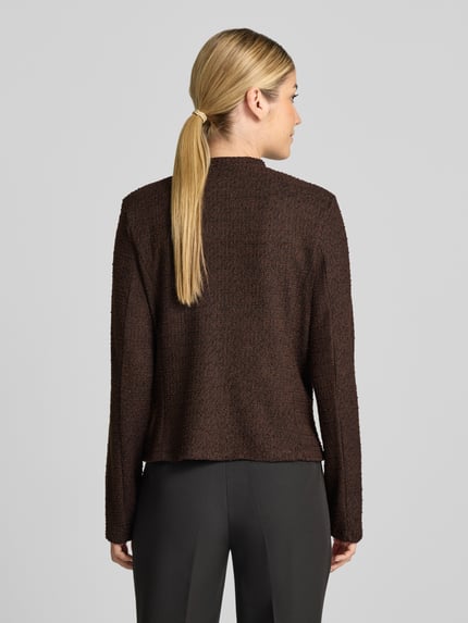 Frauenmodel trägt Blazer mit Viskose-Anteil in Bouclé-Optik von MORE & MORE, tailliert, dunkles Braun, strukturierte Oberfläche, Ganzkörperansicht Rückansicht.