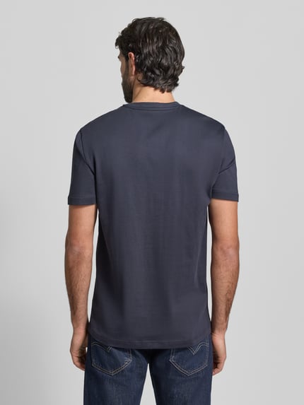 Męski model nosi Regular Fit T-Shirt mit Rundhalsausschnitt od Christian Berg Men, czysta bawełna, krój regular fit, widok całej sylwetki od tyłu.