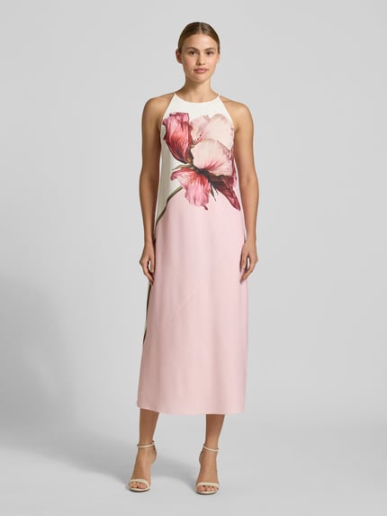 Frauenmodel trägt Midikleid mit floralem Allover-Print Modell 'Lowela' von Ted Baker aus Satin, Regular-Fit, Ärmelloses-Design, Ganzkörperansicht von vorne, Rückenlänge bei Größe 36: 120 cm, Brustweite bei Größe 36: 44 cm.