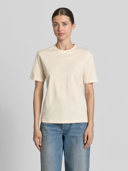 Frauenmodel trägt T-Shirt aus Baumwolle mit Rundhalsausschnitt von Jake*s Casual, cremefarben, Regular Fit, kombiniert mit Jeans, Ganzkörperansicht von vorne.