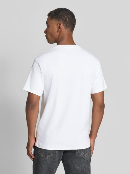 Männermodel trägt weißes Regular Fit T-Shirt aus Baumwoll-Mix Modell 'SPENCER' von Selected Homme, Herren T-Shirt, Ganzkörperansicht Rückansicht.