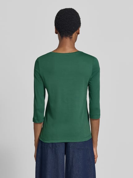 Frauenmodel trägt Shirt aus reiner bawełna von Christian Berg Woman in zielonym kolorze, prosty krój, okrągły dekolt, rękaw o dł. 1/2, długość tyłu w rozmiarze 36: 59 cm, widok całej sylwetki z tyłu