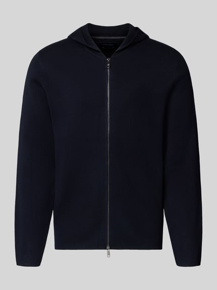Produktfoto, Regular Fit Strickjacke mit Lanawoll-Anteil von Christian Berg Men, dunkelblau, Kapuze, durchgehender Zipper, langärmlig, strukturierte Oberfläche, Größe M 67 cm Rückenlänge, 70 cm Ärmellänge.