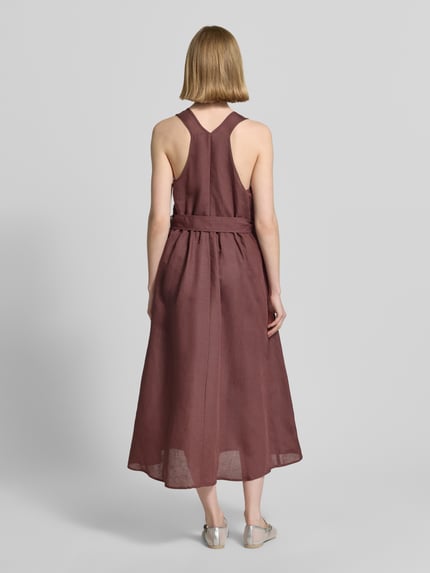 Frauenmodel trägt Midikleid aus Leinen-Mix mit Viskose-Anteil von Stefanel in Braun, Tailliert, Stoffgürtel, Rückenlänge 114 cm, Ganzkörperansicht Rückansicht.