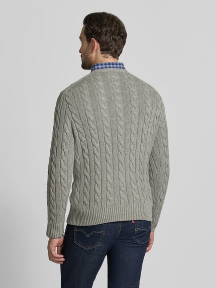Męski model nosi Strickpullover mit Label-Stitching od Polo Ralph Lauren, szary, bawełna, regular fit, dzianina, widok całej sylwetki z tyłu.