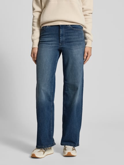 Kobiece model nosi Wide Leg Jeans z bawełnianej mieszanki Model 'MADISON BLUSH' od Only, melanżowy denim, krój wide fit, wysokie kieszenie, 5 kieszeni, szlufki na pasek, zapięcie na guzik i zamek, wykończenie materiału: mieszanka bawełny, całkowity widok z przodu.