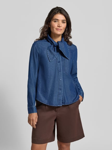 Frauenmodel trägt Jeansbluse mit Schluppe und Brusttasche von Christian Berg Woman, Baumwoll-Mix in Blau, Ganzkörperansicht von vorne.