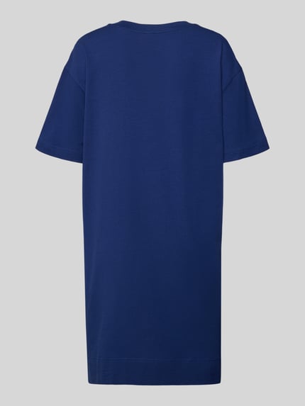 Frauenmodel trägt Pyjama-Oberteil in Überlänge von Mey aus Baumwoll-Elasthan-Mix, locker geschnitten, gerippter Rundhalsausschnitt, Label-Print, Ganzkörperansicht Rückansicht.