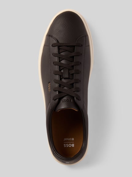 Produktfoto, Sneaker aus Rindsnappa mit Label-Detail von BOSS, unifarbene Lederoptik, flache, glatte Gummisohle, runde Schuhspitze, Nähte sichtbar.