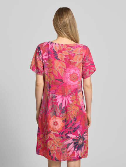 Frauenmodel trägt knielanges Kleid aus Leinen-Mix Modell 'La44ra' von ZABAIONE mit Allover-Look, Rundhalsausschnitt, Gerader-Schnitt, Rückansicht Ganzkörperansicht.