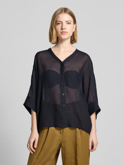 Vrouwenmodel draagt Relaxed Fit blouse uit viscosemix met V-hals, knoopsluiting, 3/4-mouw van comma, ruglengte 62 cm, maat S, voorkant volledige lichaamsopname