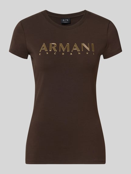 Frauenmodel trägt Slim Fit T-Shirt mit Label-Print von Armani Exchange, braun, Rundhalsausschnitt, Baumwoll-Elasthan-Mix, Nahaufnahme Oberkörper.
