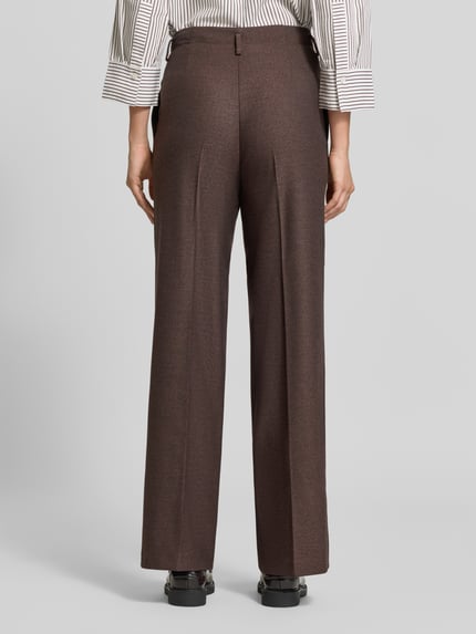Frauenmodel trägt Bootcut Hose mit Bügelfalten von MORE & MORE in Braun, fein strukturiertem Stoff, Ganzkörperansicht Rückansicht. Mix mit Viskose-Anteil.