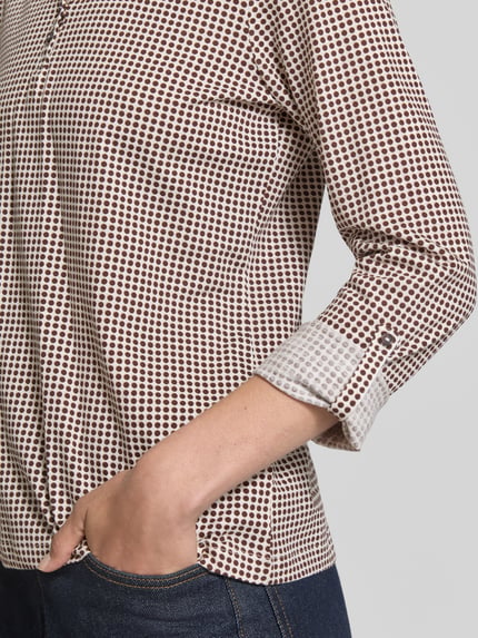 Frauenmodel trägt Regular Fit Langarmshirt aus reiner Baumwolle von Tom Tailor, geometrisches Punktmuster in Braun und Beige, Nahaufnahme Oberkörper, Damen Langarmshirt von Tom Tailor