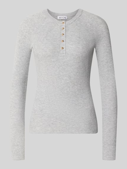Produktfoto, Slim Fit Longsleeve aus Strick-Optik von MYON, hellgrau, gerippte Textur, Knopfleiste, Rundhalsausschnitt, Damen Longsleeve