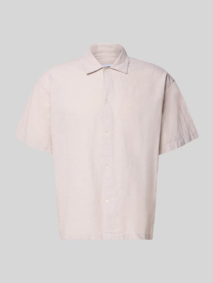 Produktfoto, Regular Fit Freizeithemd aus Baumwoll-Leinen-Mix von Jack & Jones in Beige mit Kentkragen und Knopfleiste, glatte Textur.