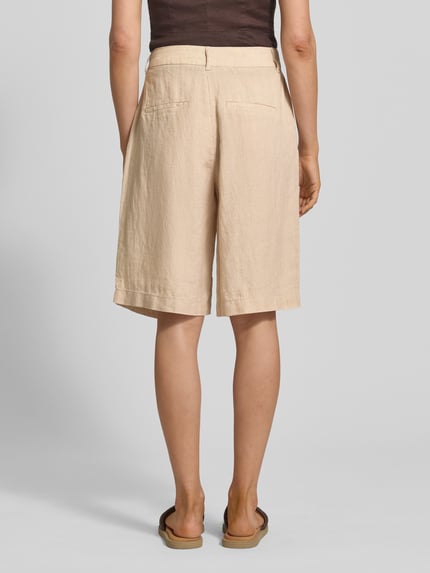 Frauenmodel trägt Wide Leg Leinenshorts mit Bundfalten von s.Oliver RED LABEL, Optik: Unifarben, Passform, seitliche Eingrifftaschen, Material: Leinen, Ganzkörperansicht Rückansicht.