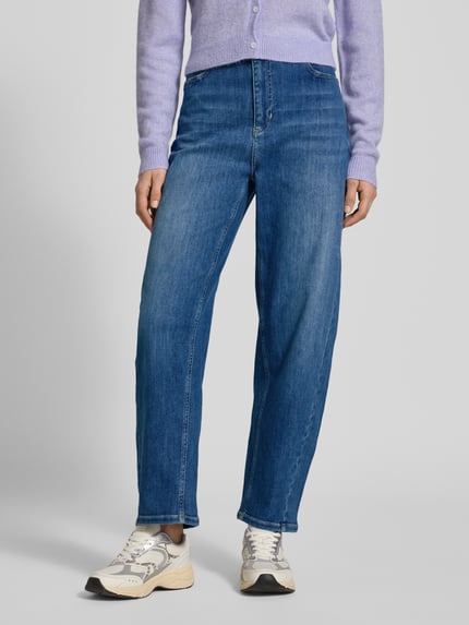 Frauenmodel trägt Jeans in 7/8-Länge im Used-Look Modell 'HANNI' von Raffaello Rossi, Baumwoll-Mix mit Stretch-Anteil, Relaxed-Fit, Eingrifftaschen, mittelblauer Farbton, Ganzkörperansicht von vorne.