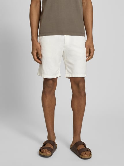 Mężczyzna nosi Regular Fit Chinoshorts aus Baumwoll-Leinen-Mix Modell 'BRODY' od SELECTED HOMME, jasny jednolity kolor, materiał flammgarn, boczne i tylne kieszenie, widoczne pasy i zapięcie, krój regular fit, widok na całe ciało z przodu.