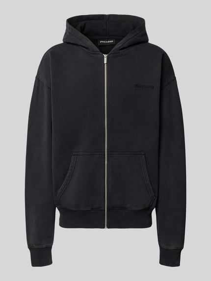 Produktfoto, schwarze Regular Fit Sweatjacke aus Baumwoll-Mix von PEGADOR mit Zipper, Kängurutasche, Logo-Stickerei, gerippten Abschlüssen.