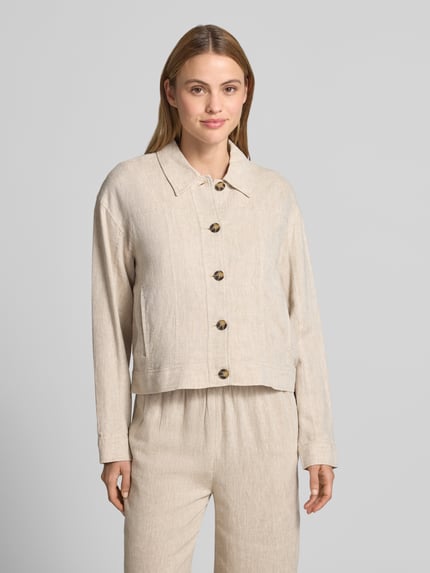 Frauenmodel trägt Jacke aus Leinen-Mix mit Kentkragen Modell 'Viana Ginia' von MSCH Copenhagen, Beige, Gerader-Schnitt, Knopfleiste, Ganzkörperansicht von vorne, Leinen-Viskose-Anteil