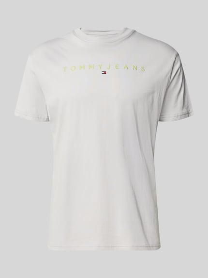 Produktfoto, Regular Fit T-Shirt aus reiner Baumwolle von Tommy Jeans in Weiß, unifarben, Label Stitching, Rundhals, Kurzarm, Jersey-Textur.