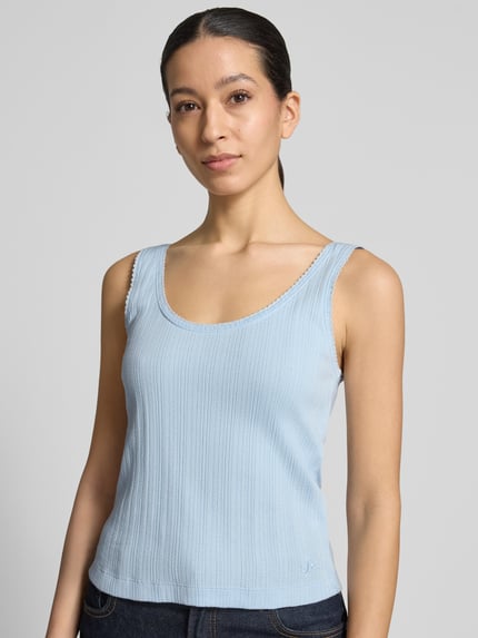 Vrouwenmodel draagt Tanktop met diep ronde hals van JAKE*S STUDIO WOMAN, lichtblauw, katoen, aansluitende fit, logo-stiksel, borstlengte maat S 36 cm, vooraanzicht bovenlichaam.