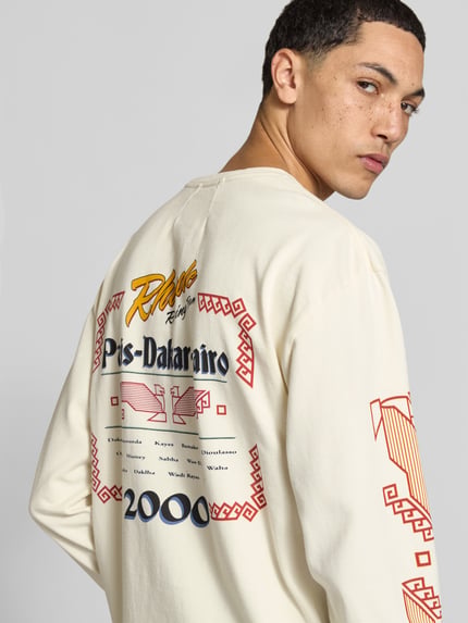 Männermodel trägt Relaxed Fit Longsleeve aus zuiver katoen van RHUDE met labelprint, elastische mouwboorden, ruglengte maat M 70 cm, Ganzkörperansicht Rückansicht