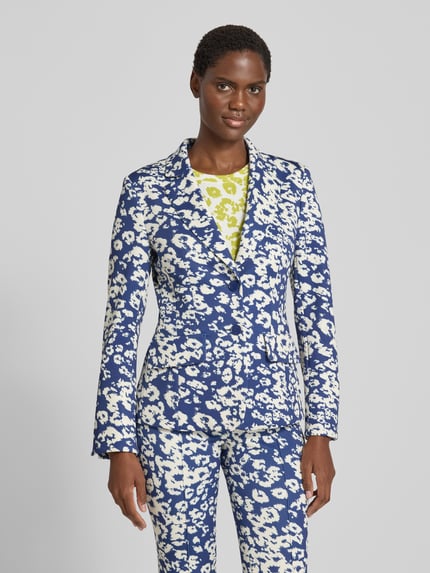 Modelka nosi Slim Fit Blazer mit Pattentaschen von Marc Cain, Mieszanka materiałów z dodatkiem streczu, wzór na całej powierzchni, Kołnierz z połami, kieszenie z patką, zapięcie na guzik, Długość tyłu w rozmiarze 36: 66 cm, Szerokość w rozmiarze 36: 47 cm, Długość rękawów w rozmiarze 36: 60 cm, Ganzkörperansicht von vorne