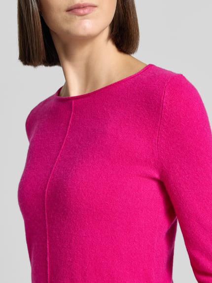 Frauenmodel trägt Regular Fit Strickpullover aus reinem kaszmir von Christian Berg Woman, ozdobny szew, okrągły dekolt, długi rękaw, róż, dekatylowana faktura, sweter z kaszmiru, krój regular fit, długość tyłu w rozmiarze S: 53 cm, długość rękawów: 63 cm, kaszmir, zbliżenie na górną część ciała