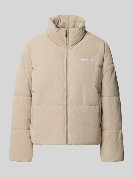 Produktfoto, Relaxed Fit Steppjacke in Cord-Optik mit Label-Stitching von PEGADOR in Beige, Stehkragen, weiche Textur, Damen Steppjacke