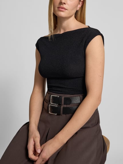 Frauenmodel trägt Blusentop aus Silber mit One Shoulder von SELECTED FEMME, unifarben, U-Boot-Ausschnitt, Nahaufnahme Oberkörper.