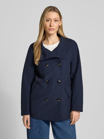 Frauenmodel trägt Regular Fit Jacke mit Stehkragen von Christian Berg Woman Selection in Dunkelblau, Material-Mix mit Baumwoll-Anteil, doppelreihige Knopfleiste, Eingrifftaschen, Rückenlänge 68 cm, Schulterbreite 39 cm, Brustweite 50 cm, Ärmellänge 63 cm, Ganzkörperansicht von vorne.