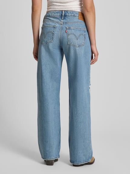 Frauenmodel trägt Loose Fit Jeans aus reiner Baumwolle Modell '300®' von Levi's® 300 in Hellblau mit sichtbarer Waschung, Ganzkörperansicht Rückansicht, Damen Straight Fit Jeans von Levi's® 300.