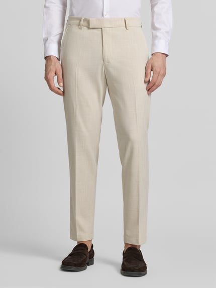 Männermodel trägt Hose mit Bügelfalten Modell 'Beppe' von CINQUE in Beige, Slim Fit, glatte Textur, Ganzkörperansicht von vorne.
