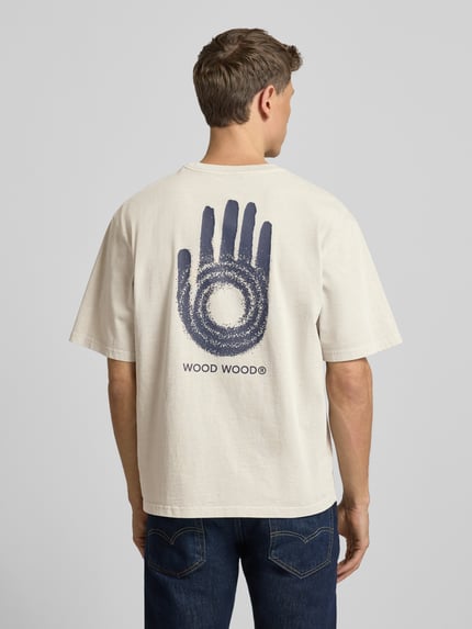 Männermodel trägt Herren T-Shirt mit Rundhalsausschnitt Modell 'Gary' von Wood Wood, Reine Baumwolle, Relaxed-Fit, Rückenlänge 69 cm, Ganzkörperansicht Rückansicht.