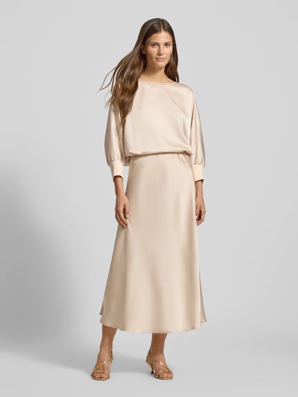 Frauenmodel trägt Blusenshirt aus Satin mit 3/4-Arm von JOOP!, Relaxed-Fit, Modell 'Bine2', Rundhalsausschnitt, Ganzkörperansicht von vorne.