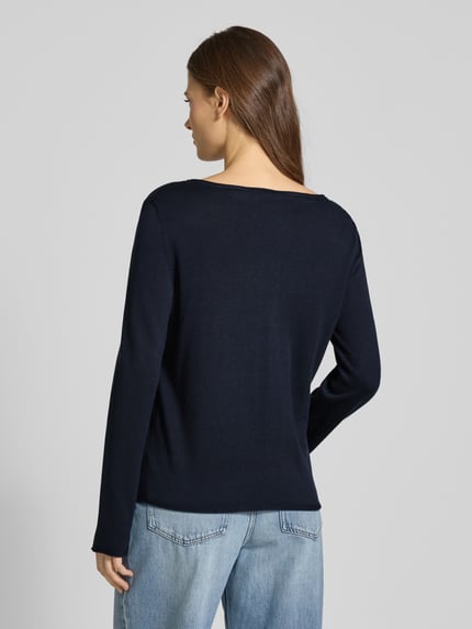 Vrouwenmodel draagt Regular Fit Langarmshirt aus Baumwoll-Viskose-Mix van s.Oliver RED LABEL, look: effen, knitwear, rompzoom en mouwboord met rolzoom, ronde hals, katoen- en viscosemix. Ganzkörperansicht Rückansicht.