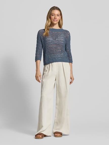 Frauenmodel trägt Strickpullover mit Rundhalsausschnitt und 3/4-Arm von Luisa Cerano aus Baumwoll-Mix, Regular-Fit, Ganzkörperansicht von vorne.
