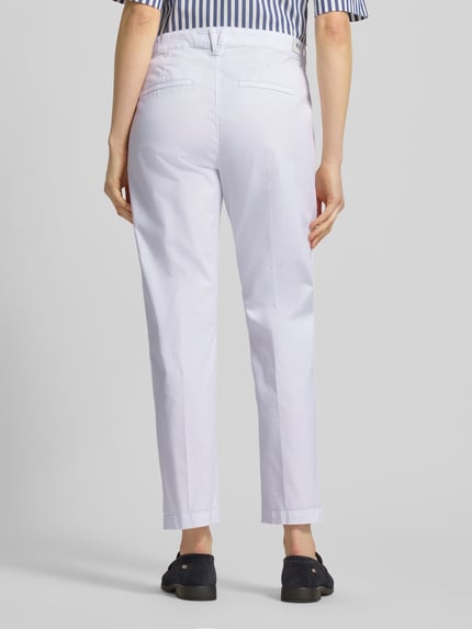 Frauenmodel trägt Chino mit Eingrifftaschen von MAC in Weiß, Baumwoll-Elasthan-Mix, Regular Fit, glatte Textur, Ganzkörperansicht Rückansicht.