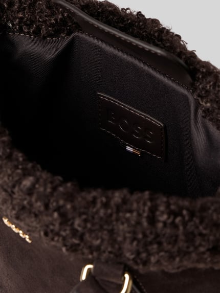 Produktfoto, Detail der braunen Umhängetasche mit Teddyfell Modell 'Sandy Mini Tote' von BOSS, Damen Umhängetasche von BOSS, samtige Textur