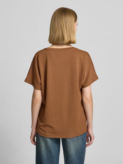 Frauenmodel trägt Damen T-Shirt mit Statement-Print Modell 'BANU' von Soyaconcept, Relaxed-Fit, Material-Mix mit Micromodal-Anteil, Rundhalsausschnitt, einfarbig braun, glatte Textur, Ganzkörperansicht Rückansicht.