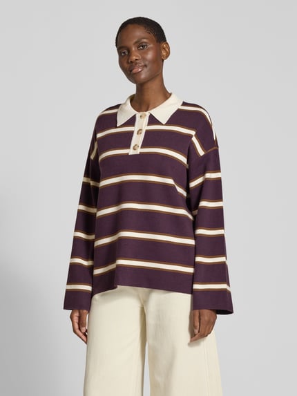 Frauenmodel trägt Relaxed Fit Strickpullover aus Viskose-Mix Modell 'ISABELL' von YAS, Streifenmuster, Ganzkörperansicht von vorne.