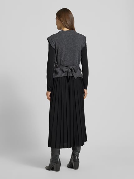 Frauenmodel trägt Maxi-Freizeitkleid im Set mit Strick-Pullunder aus reiner Schurwolle Modell 'EBRO' von Weekend Max Mara, Optik: Unifarben, Passform: Loose-Fit, Maxi-Länge, Rundhals, Nahtreißverschluss, Langarm, Melange, Chiffon, Plissee, Strick, Ganzkörperansicht Rückansicht.